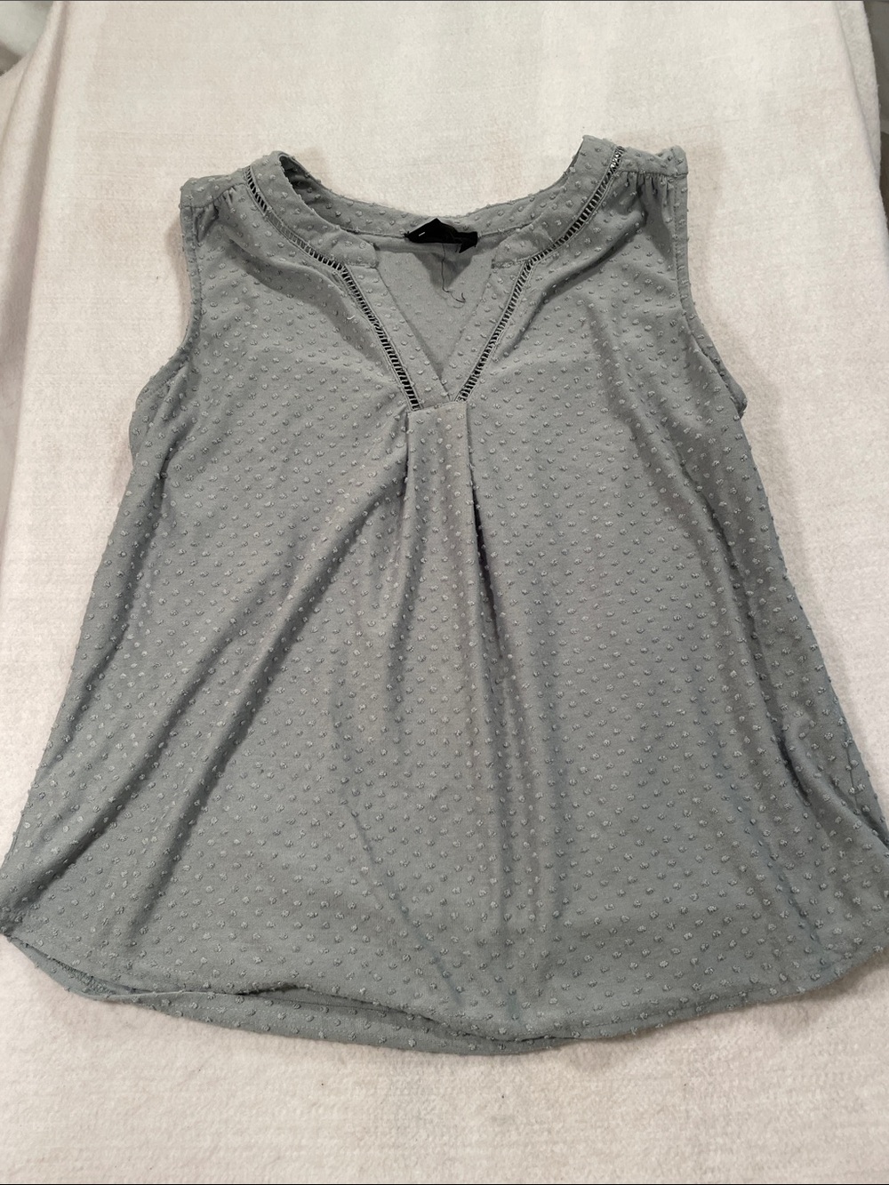 Sleeveless Swiss Dot V-Neck Women's Top - Light Gray